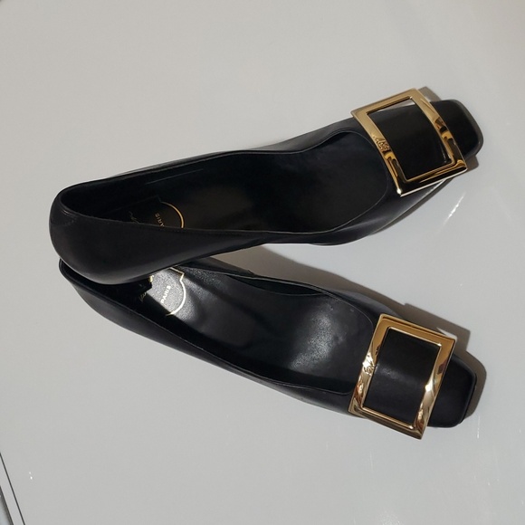 Roger Vivier-Belle Vivier Trompette leather pumps w/ metal buckle